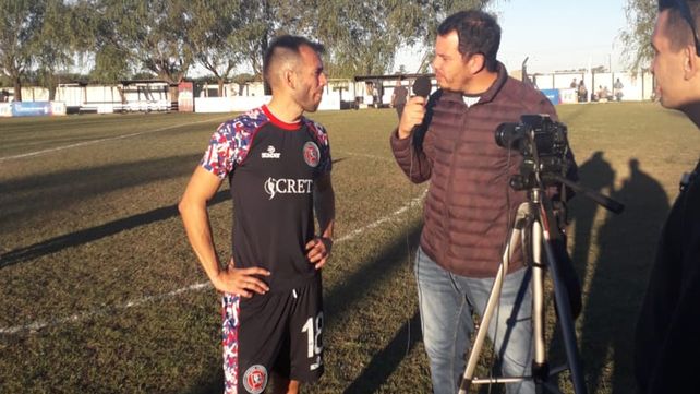 En foco. Delgado es entrevistado luego del partido. No pasó desapercibido para los 1.500 hinchas.