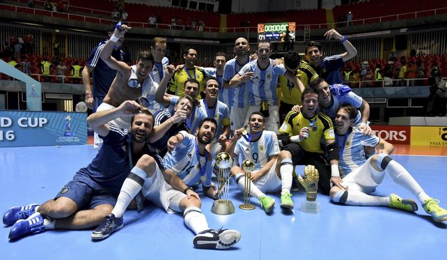 Pose campeona. El equipo argentino de futsal en pleno festejo del Mundial 2016.