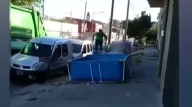 Al agua. El recolector vio la pileta y no dudó en tirarse. (Imagen de video)