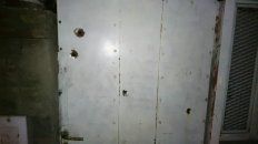 Las balas impactaron este lunes por la noche en la puerta de la vivienda ubicada en barrio José Hernández. Las balas impactaron este lunes por la noche en la puerta de la vivienda ubicada en barrio José Hernández.