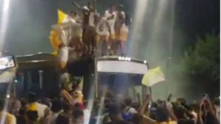 Los jugadores de Pablo VI se pasearon en el techo de un colectivo y todo barrio Triángulo fue a recibir, tras su gran conquista.