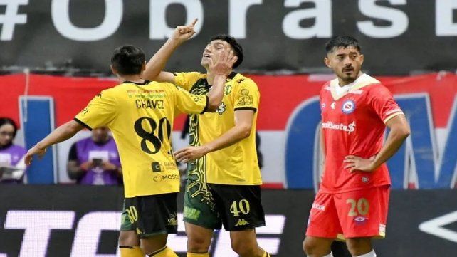 Aldosivi dio el golpe en La Paternal: ganó su primer partido y le sacó el invicto a Argentinos.