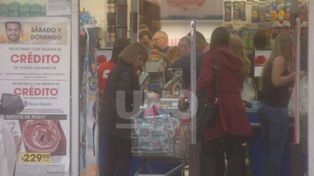 Largas colas en los supermercados de la ciudad para aprovisionarse