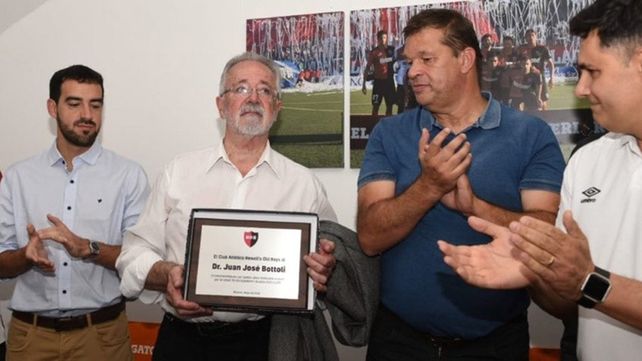 El profesional había sido homenajeado en el club por su trayectoria en los cuerpos técnicos de primera división.