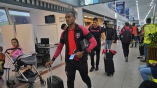 Con el ticket en mano. Willer Ditta se apresta a subir al avión alquilado por Newell’s&nbsp;para trasladarse a Bolivia.