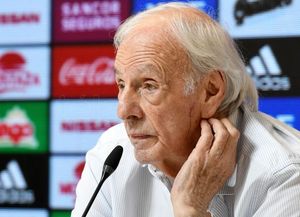 César Luis Menotti fue internado tras sufrir un accidente doméstico