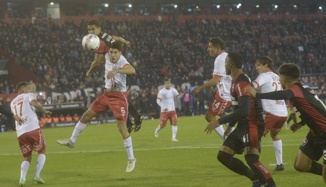 El balón ya salió de la cabeza de Velázquez