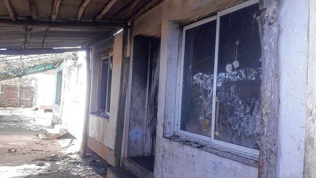 Los vecinos desataron la furia contra la vivienda del principal acusado del abuso sexual.