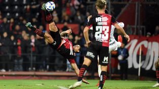 Armando Méndez dio una vuelta por el aire para anotar el gol del empate ante Audax Italiano.