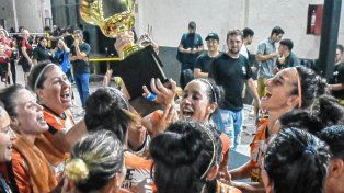 La Salle Futsal femenino renovó su indumentaria y busca sponsors.