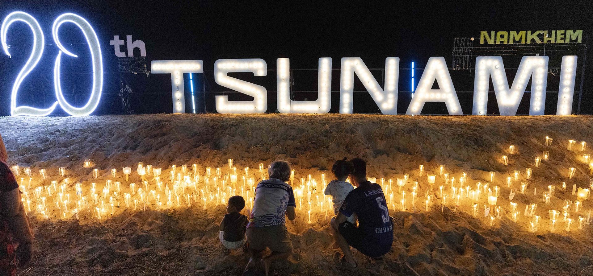Familiares de las víctimas del tsunami del océano Índico de 2004 celebran una vigilia con velas mientras participan en el 20º aniversario, en el Parque Memorial del Tsunami en Ban Nam Khem, distrito de Takuapa de la provincia de Phang Nga, en el sur de Tailandia, el jueves 26 de diciembre de 2024. (Foto AP/Wason Wanichakorn) Familiares de las víctimas del tsunami del océano Índico de 2004 celebran una vigilia con velas mientras participan en el 20º aniversario, en el Parque Memorial del Tsunami en Ban Nam Khem, distrito de Takuapa de la provincia de Phang Nga, en el sur de Tailandia, el jueves 26 de diciembre de 2024. (Foto AP/Wason Wanichakorn)
