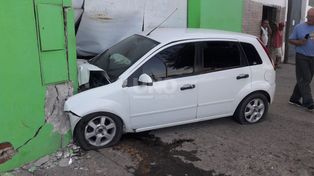 Quedó incrustado en un taller de chapa y pintura