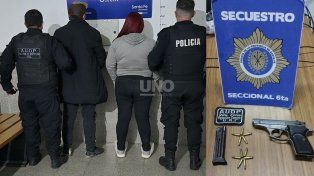 Los detenidos en el control junto con el arma secuestrada&nbsp;