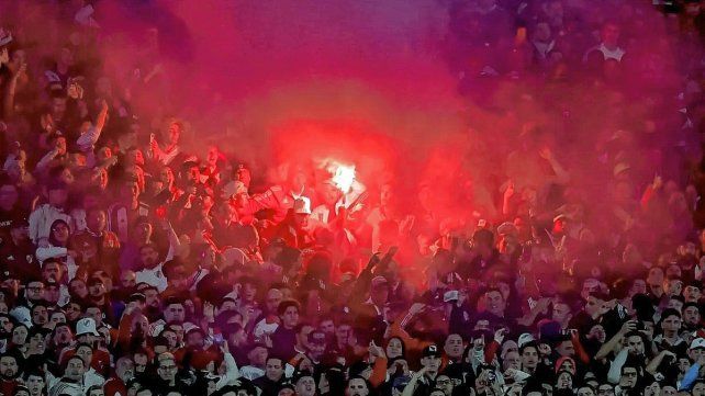 La hinchada River y el uso de bengalas en la Libertadores.