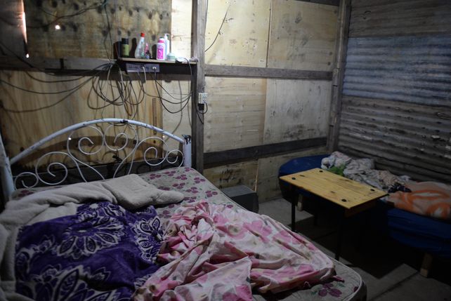 Brian estaba con sus padres sobre la cama cuando su casa fue baleada y el fue alcanzado por un proyectil.