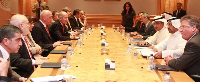 El gobernador Antonio Bonfatti encabezó la delegación santafesina que se reunió con las autoridades del Fondo de Desarrollo Kuwaití. Confirmaron el crédito para la provincia.