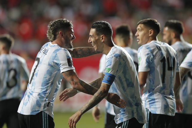 Rodrigo De Paul festejó con Ángel Di María el primer gol del triunfo de la selección argentina ante su par de Chile.