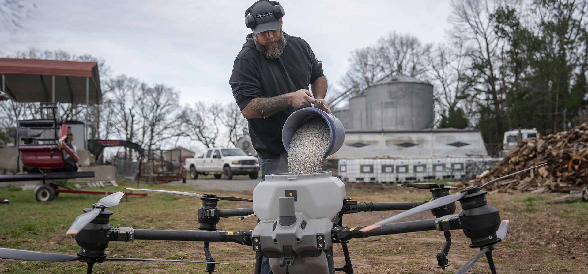 Russell Hedrick prepara un dron DJI para cubrir su granja con una capa de cultivo, el martes 17 de diciembre de 2024, en Hickory, Carolina del Norte (Foto AP/Allison Joyce) Russell Hedrick prepara un dron DJI para cubrir su granja con una capa de cultivo, el martes 17 de diciembre de 2024, en Hickory, Carolina del Norte (Foto AP/Allison Joyce)
