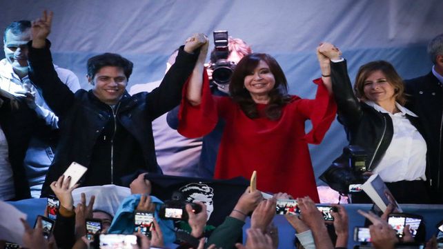 En escena. CFK junto a Axel Kicillof y a Florencia Saintout