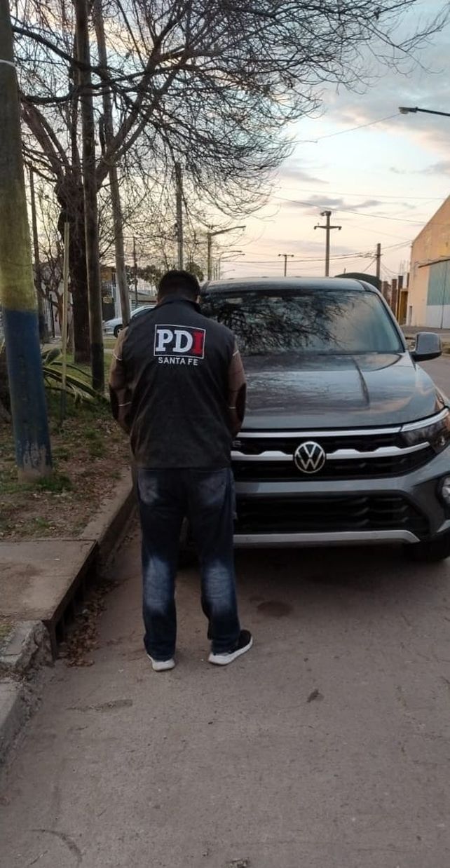 Hallaron una camioneta robada en el conurbano bonaerense en un taller mecánico de Rosario