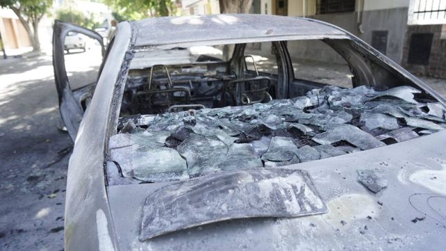 Incendiaron dos autos a metros del Gigante de Arroyito: hallan un mensaje intimidatorio