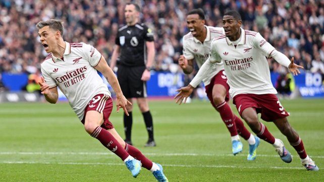 Arsenal ganó y se acerca al título en la Premier League