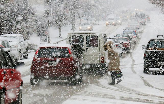 Manto blanco. En algunos puntos de la ciudad cordillerana se acumularon hasta 15 centímetros de nieve.