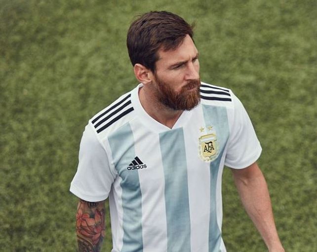 Messi presentó la nueva camiseta argentina que utilizará la selección en el Mundial