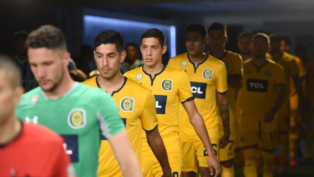 Mirada fija. Ledesma encabeza la fila rumbo a la cancha. El canalla necesita refrendar lo hecho en Mar del Plata.