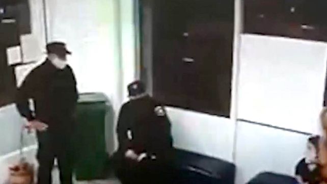 Los ladrones vestidos como policías durante el robo a la carnicería.