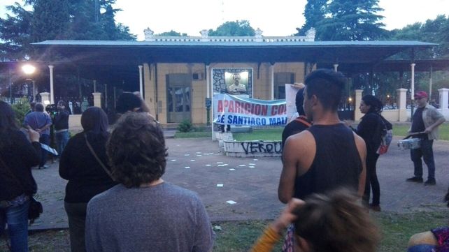 Reclamo y más. Durante la protesta hubo cánticos y también pintadas en la zona aledaña.