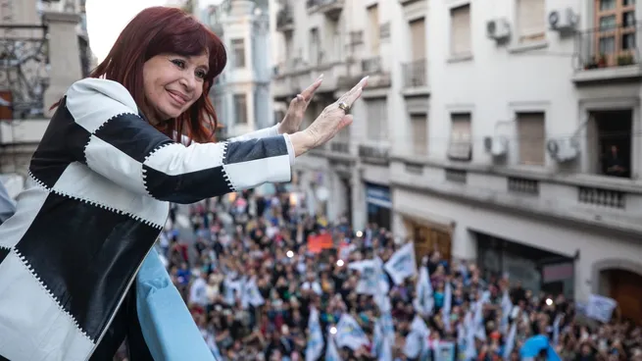 CFK saludó a los manifestantes desde el Instituto Patria.