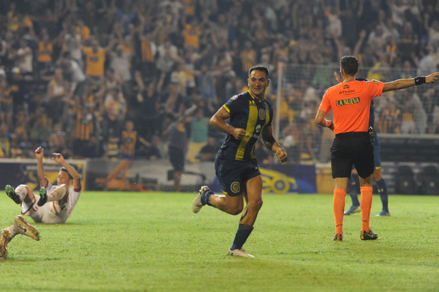 Triunfo en el inicio de 2020. Fabián Rinaudo sale a festejar su gol contra Huracán en el primer cotejo de ese año