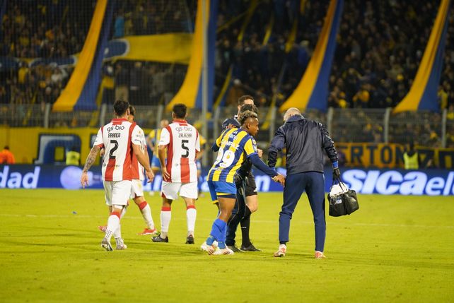 Jaminton Campaz se lesionó ante Instituto y desde ese día no pudo volver a jugar.