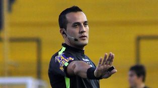 El polémico árbitro Fernando Espinoza quedó en el centro de la escena en un momento donde la AFA está apuntada.