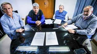 Pablo Moyano (Camioneros), Carlos Acuña (Estaciones de servicio) y Héctor Dáer (Sanidad) junto al vocero de la CGT, Jorge Sola (izquierda).Pablo Moyano (Camioneros), Carlos Acuña (Estaciones de servicio) y Héctor Dáer (Sanidad) junto al vocero de la CGT, Jorge Sola (izquierda).