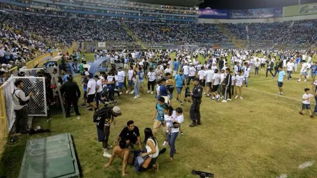 Tragedia en El Salvador: nueve personas mueren por una estampida en el estadio Cuscatlán