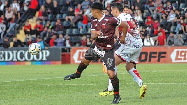 Otro pibe de las inferiores debutó en Colón tras concretarse la permanencia Otro pibe de las inferiores debutó en Colón tras concretarse la permanencia