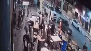 Video: brutal golpiza de dos hombres a una moza en Mendoza