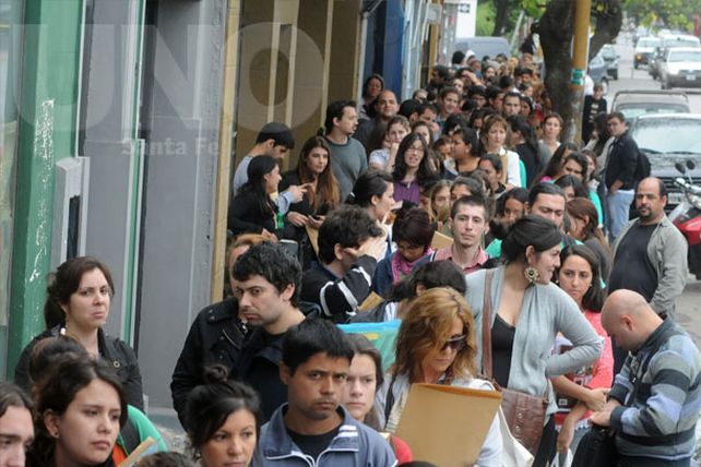 Casi 1000 santafesinos se postularon para cubrir vacantes en el Estado