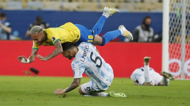 Neymar cae sobre el argentino Leandro Paredes durante la final de la Copa América en el estadio Maracaná de Río de Janeiro, Brasil, el sábado 10 de julio de 2021 (AP Photo / Bruna Prado