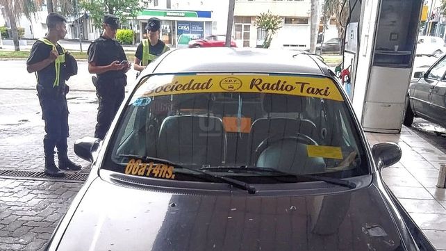 El coche del taxista quedó en la estación de servicio dónde llegó en busca de ayuda al estar herido 