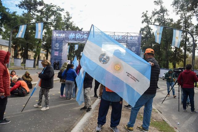El Sindicato de Vendedores Ambulantes realizó una protesta en la puerta de la ex Rural, donde se realizan los juegos CReAR.