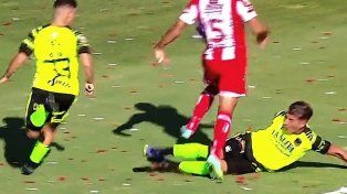 El penal a Piris, defensor de Unión, no fue sancionado por Yael Falcón Pérez contra Barracas Central.