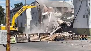 Demolieron parte del edificio de la pañalera que quedó en pie tras el incendio