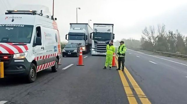 La intensa niebla había obligado a cortar parcialmente y asistir el tránsito en el puente Zárate - Brazo Largo por la baja visibilidad sobre Ruta 12.