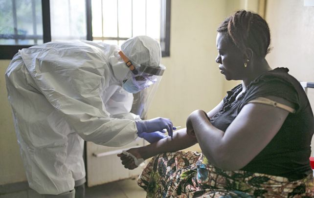 Alta protección. Personal sanitario atiende a una paciente en una maternidad de Sierra Leona.