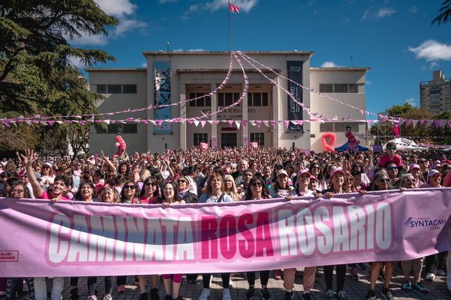La edición 2025 de la Caminata Rosa reunió a cientos de personas para concientizar sobre la importancia de los chequeos por el cáncer de mama.