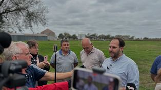 El intendente de San Jorge, Juan Pablo Pellegrino, convocó a los medios frente al predio que en breve comenzarán a utilizar los camiones.
