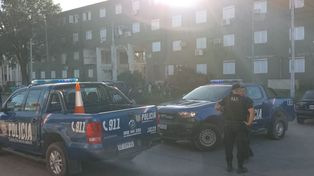 Efectivos policiales en la zona del barrio Centenario donde se produjeron incidentes entre miembros de la barra brava de Colón.&nbsp;